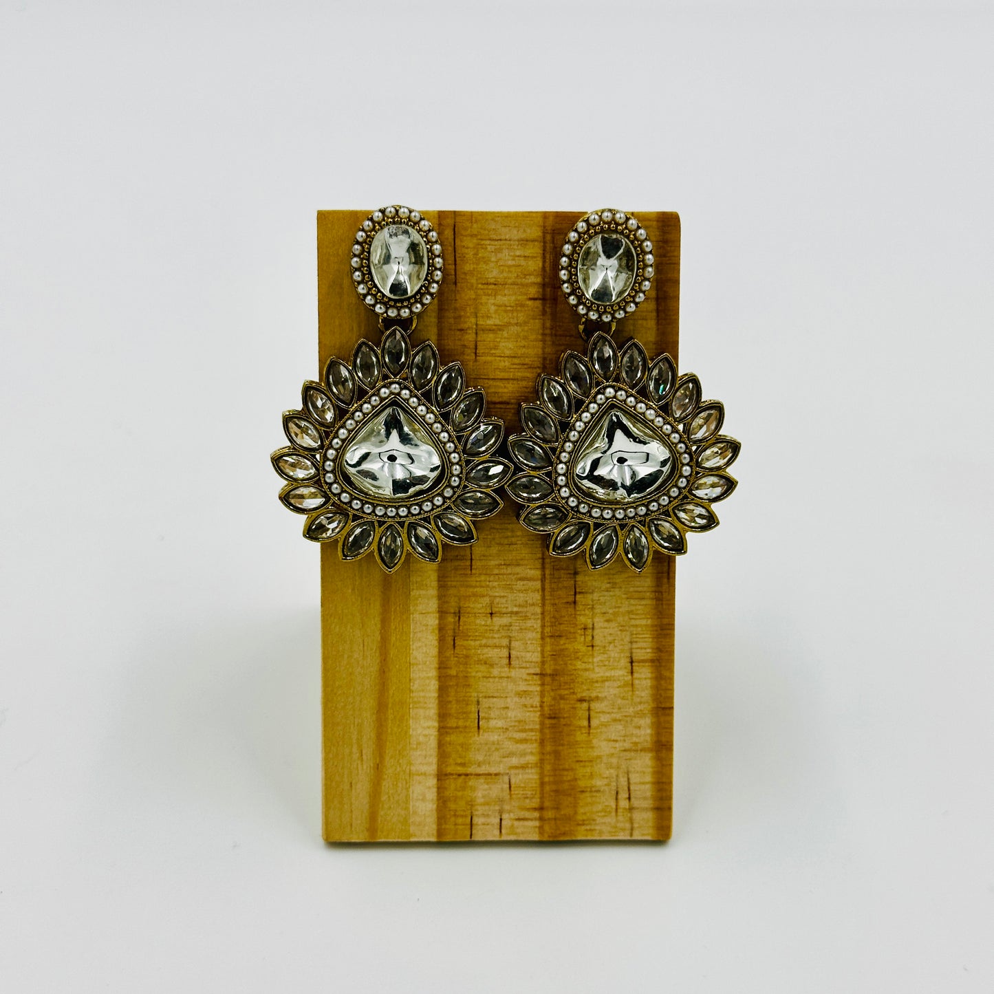 Antique Gold-Plated Kundan Necklace Set with Teardrop Stones & Maang Tikka