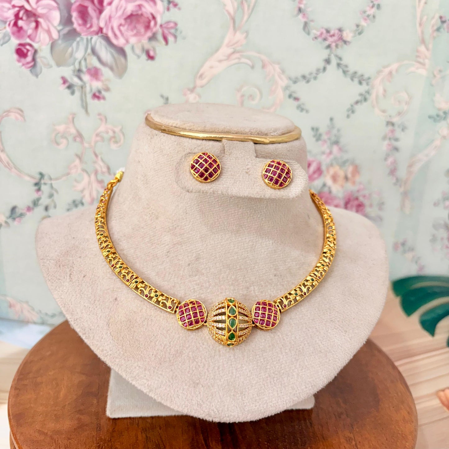 Traditional Kemp Stone Gold Finish Choker Necklace Set with Stud Earrings