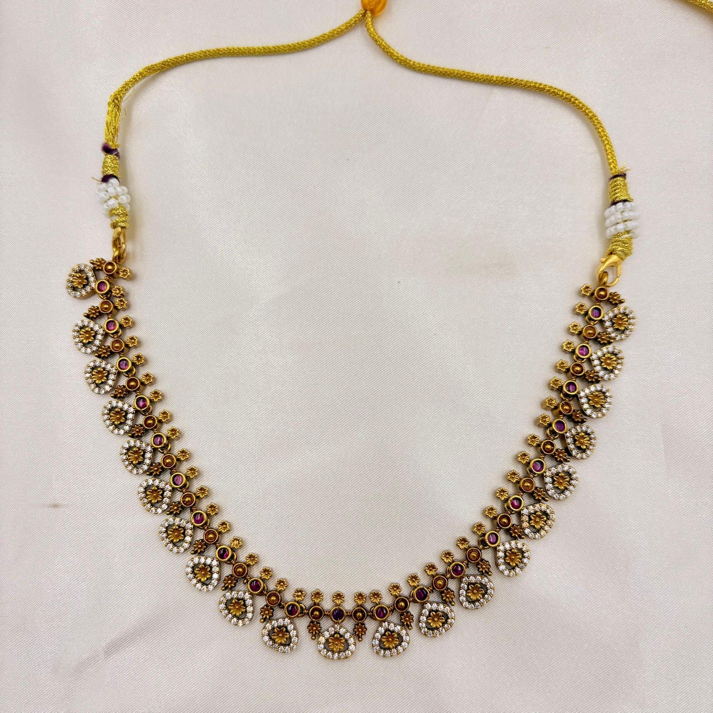 ✨ Antique Kemp Daisy Necklace Set