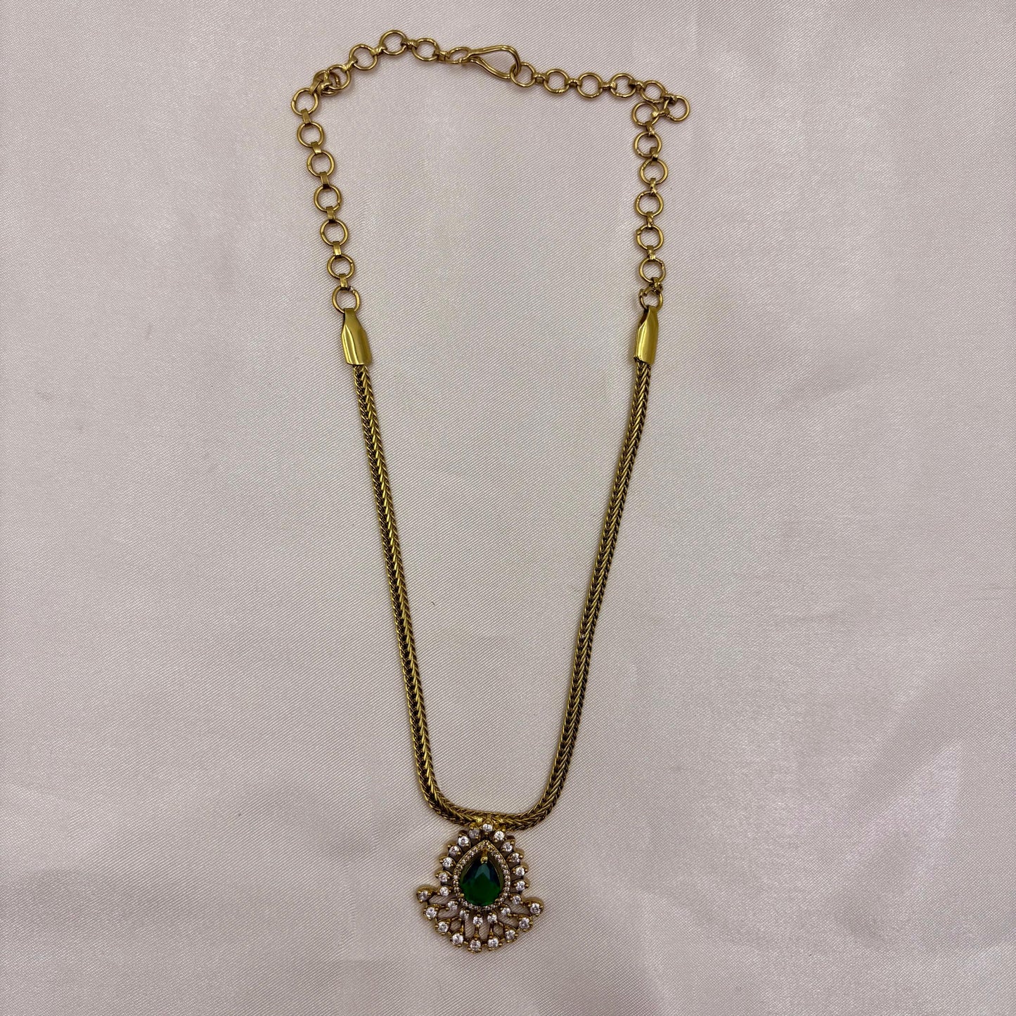 π Emerald Glow Necklace Set β Simple, Elegant & Classy