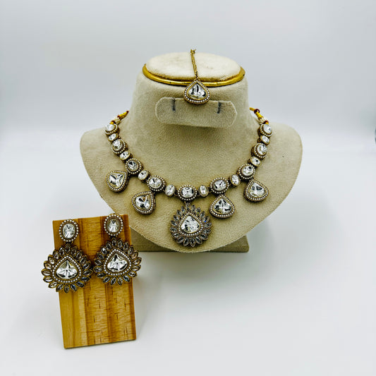 Antique Gold-Plated Kundan Necklace Set with Teardrop Stones & Maang Tikka