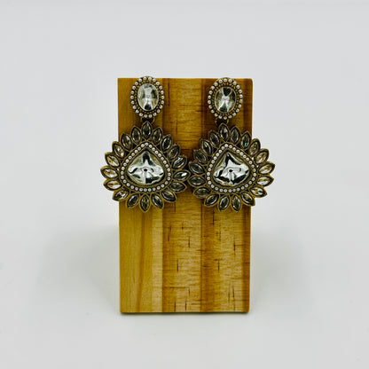 Antique Gold-Plated Kundan Necklace Set with Teardrop Stones & Maang Tikka