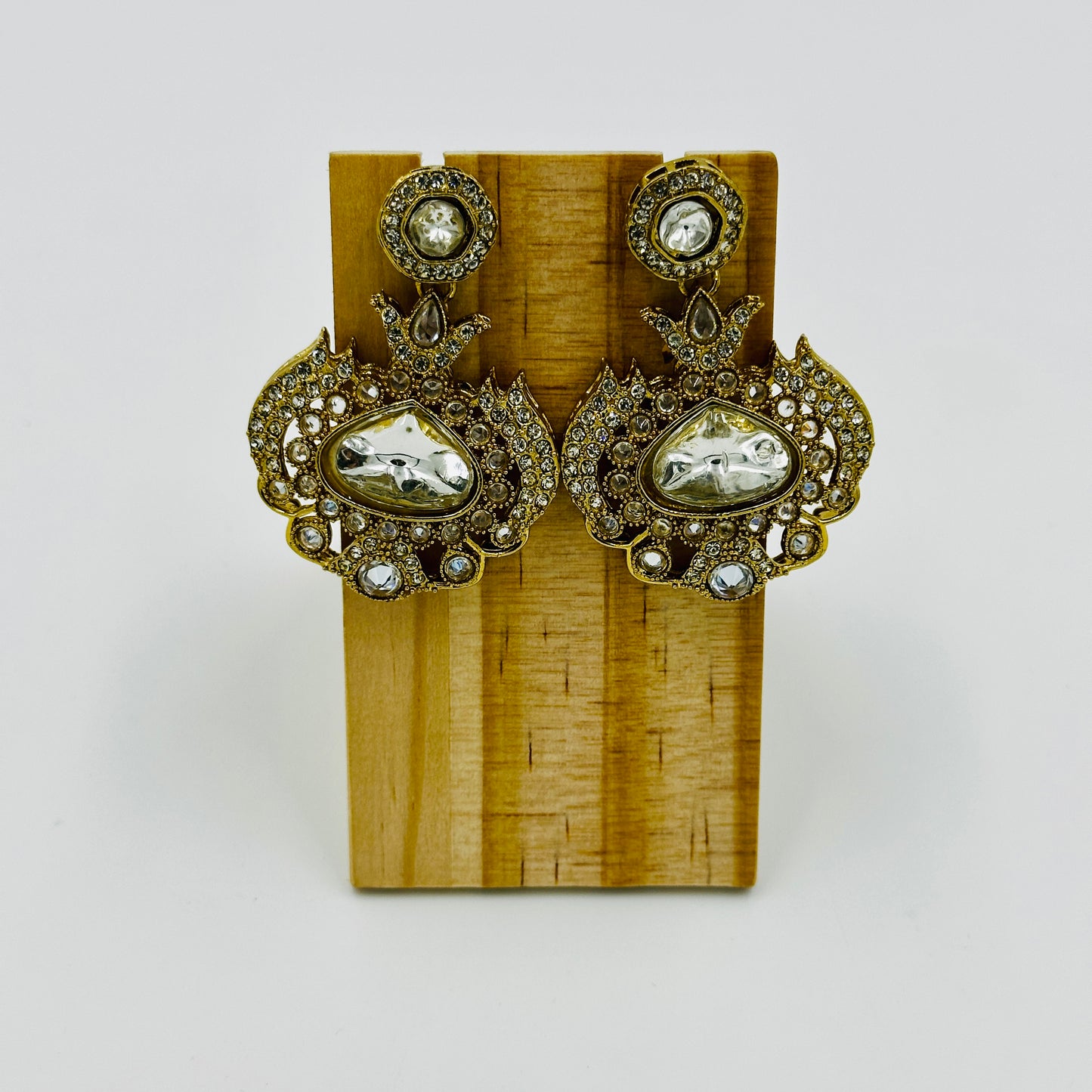 Antique Gold-Plated Kundan Necklace Set with Statement Earrings & Maang Tikka