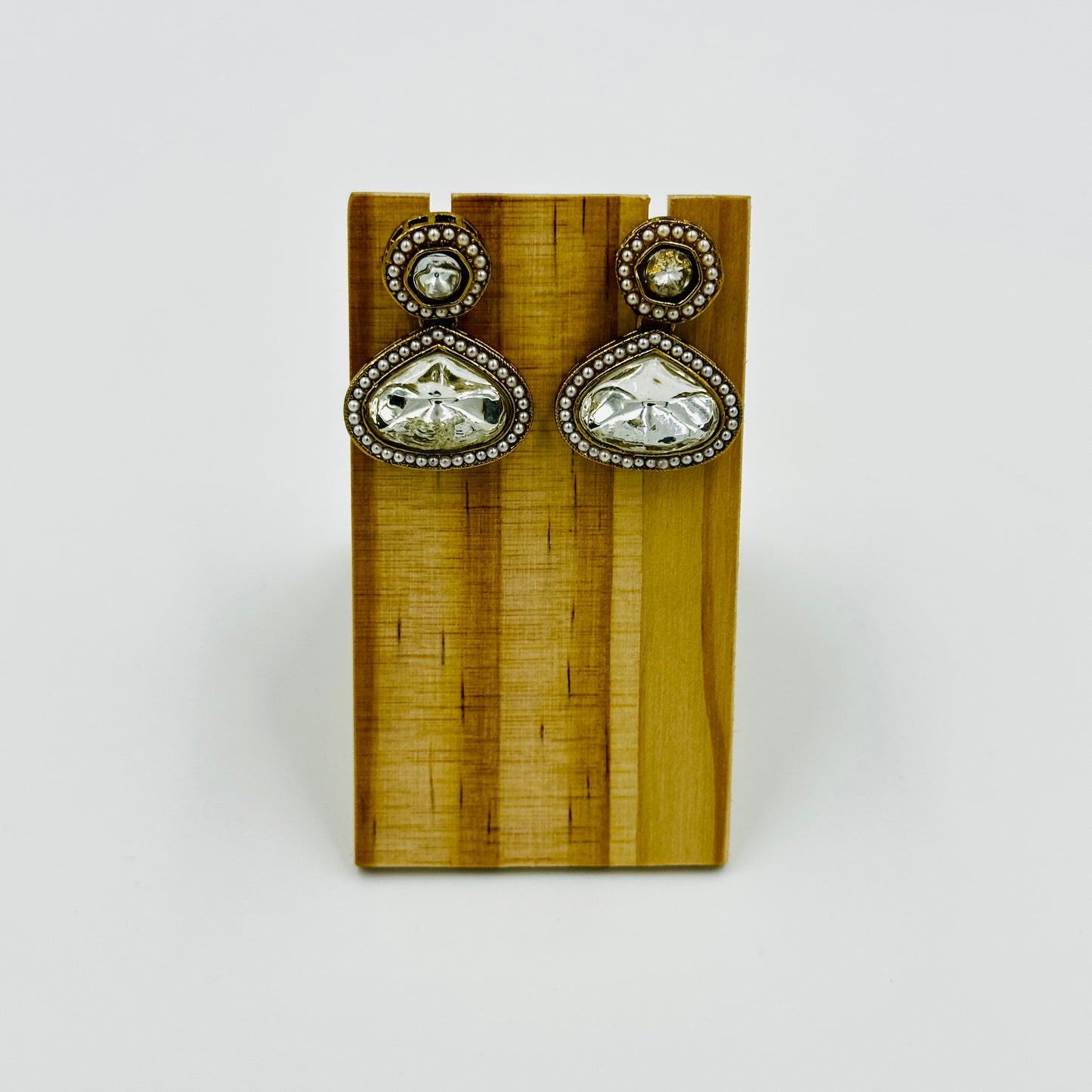 Antique Gold-Plated Kundan Necklace Set with White Stones & Maang Tikka