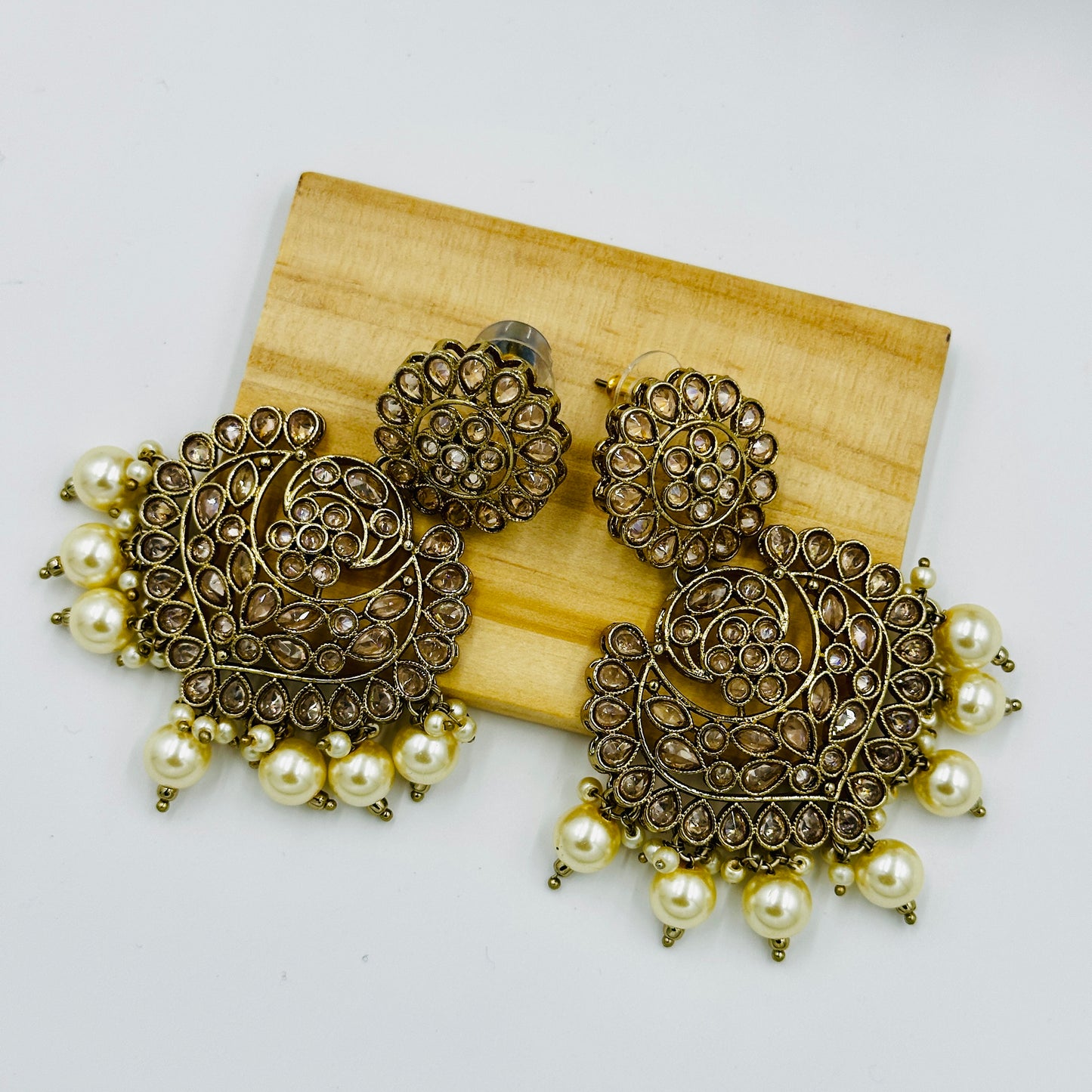 Antique Gold-Plated Kundan Pearl Necklace Set with Maang Tikka & Earrings