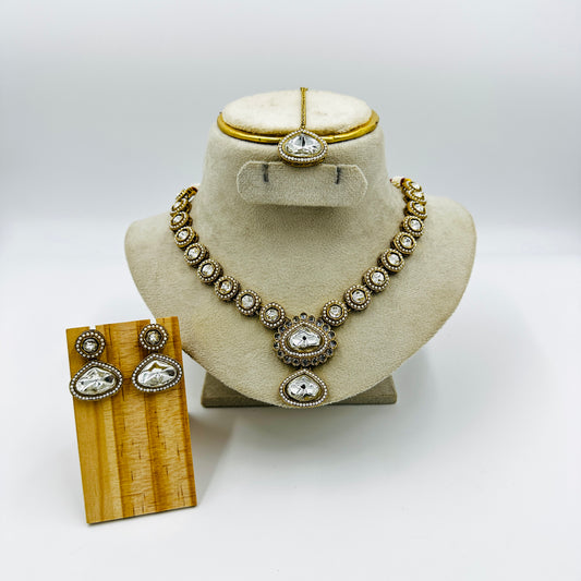 Antique Gold-Plated Kundan Necklace Set with White Stones & Maang Tikka