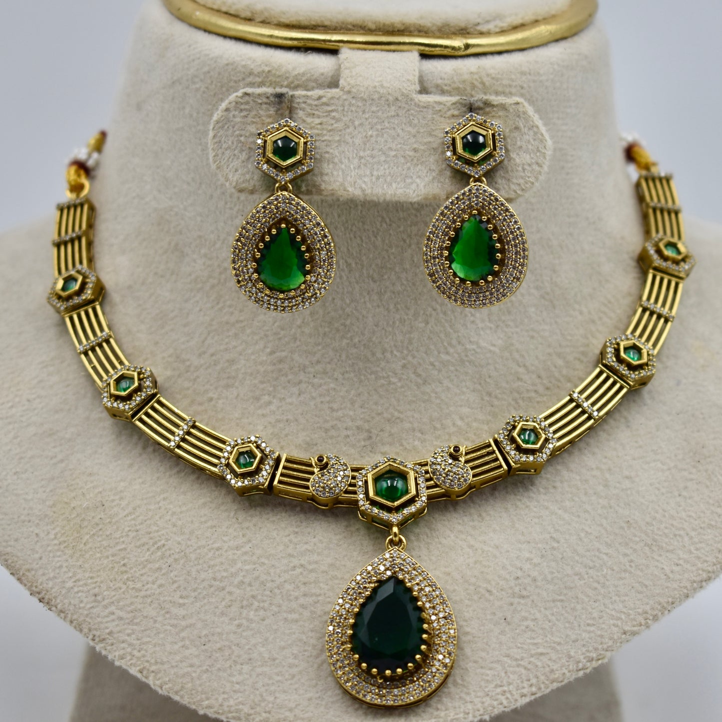 Elegant Green Stone Imitation Necklace Set with Earrings