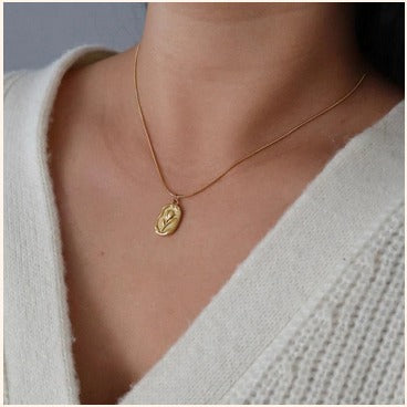 Gold Rose Medallion Necklace – Imitation Jewelry