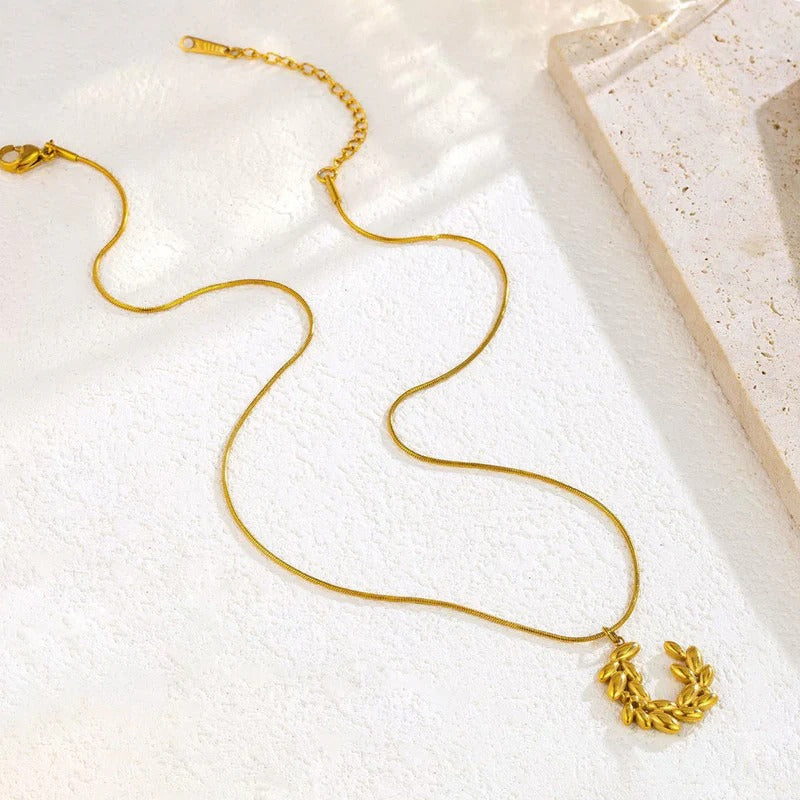 Golden Leaf Wreath Pendant Necklace – Imitation Jewellery