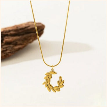 Golden Leaf Wreath Pendant Necklace – Imitation Jewellery