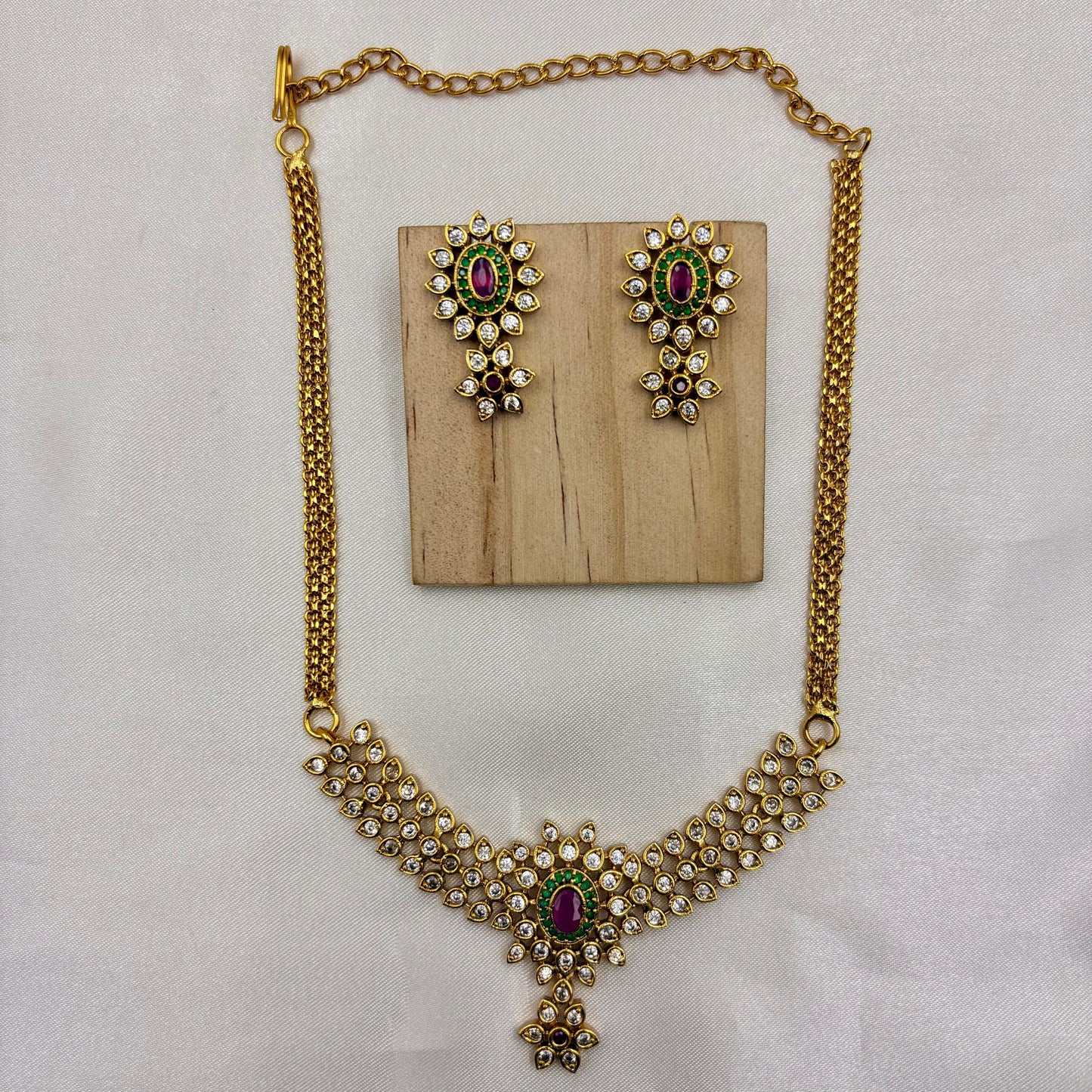 ✨ Ruby Stone Floral Necklace Set – Elegant & Timeless Beauty