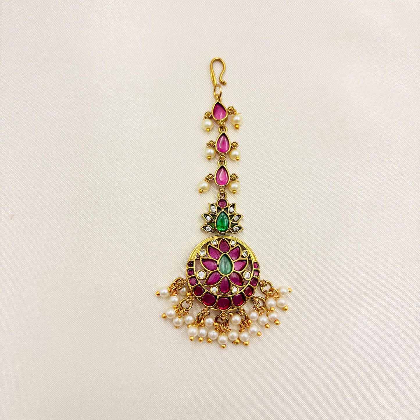 Traditional Kemp Stone Maang Tikka with Pearl Drops – Antique Gold Finish