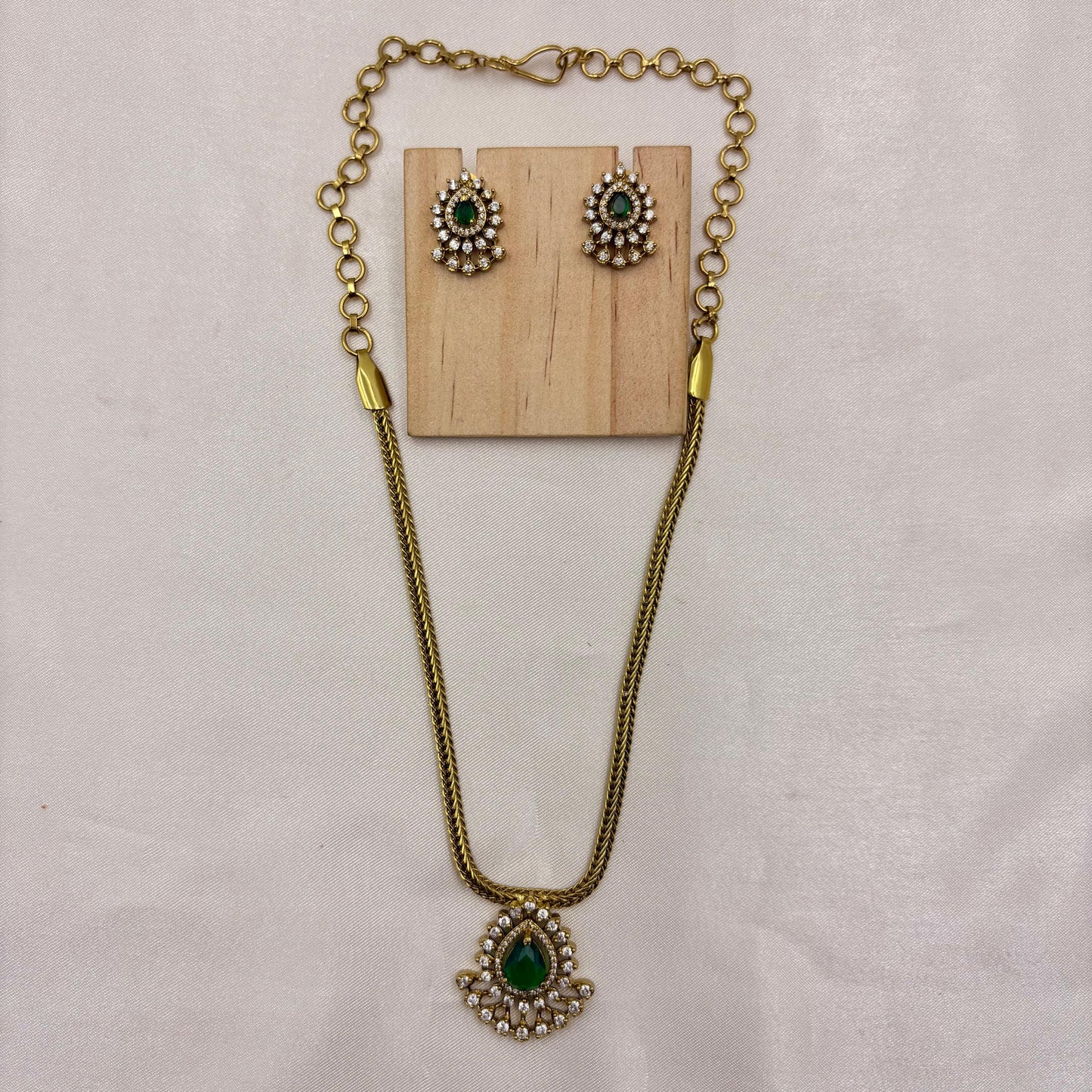 💚 Emerald Glow Necklace Set – Simple, Elegant & Classy