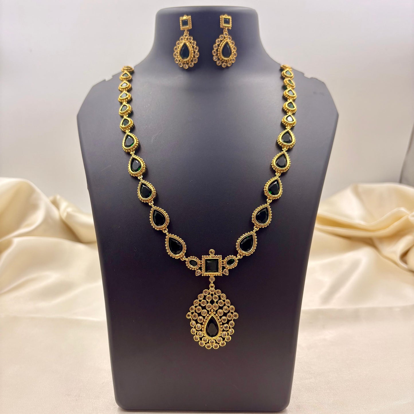 💚 Emerald Teardrop Necklace Set – Timeless Royal Charm