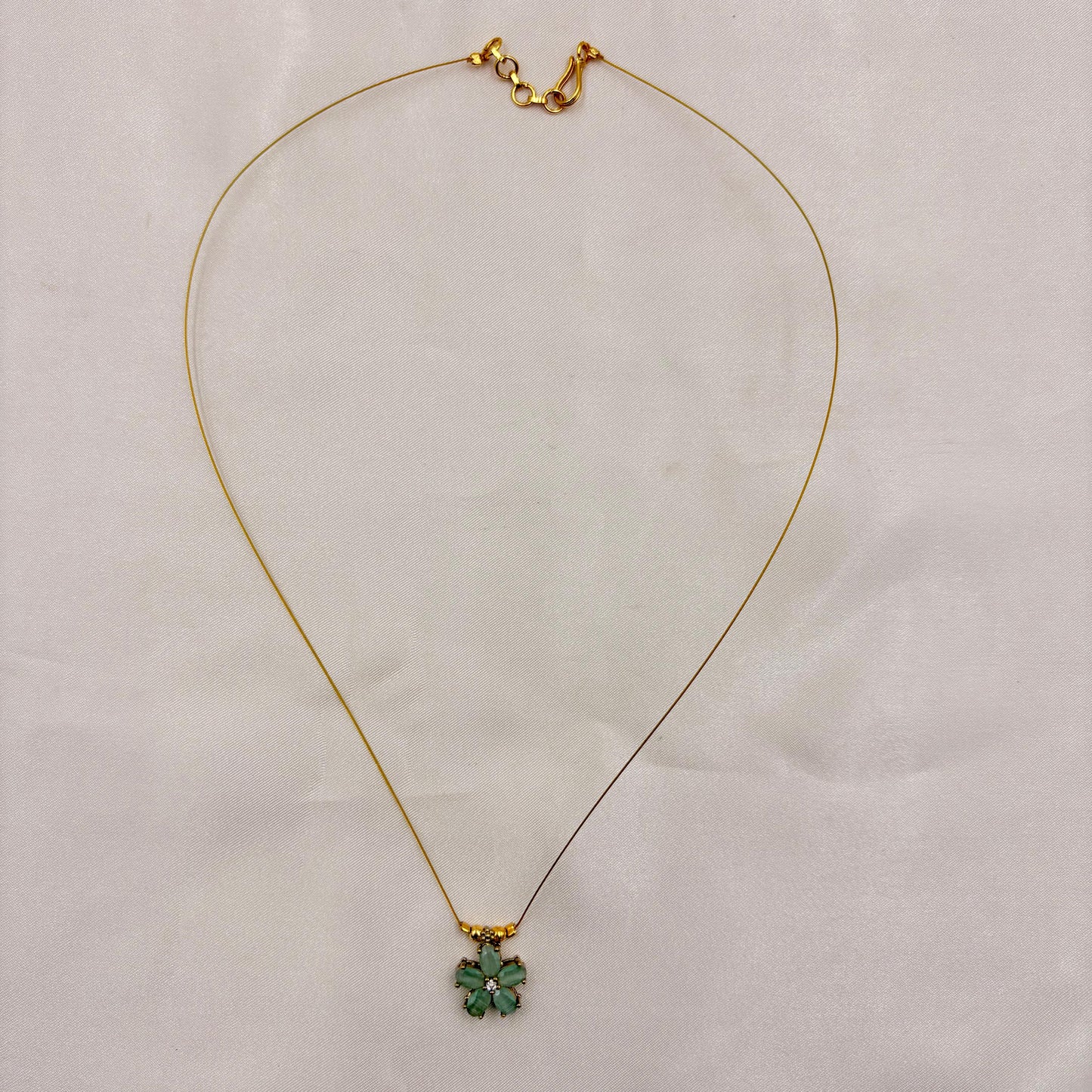 Green Floral Pendant Wire Necklace