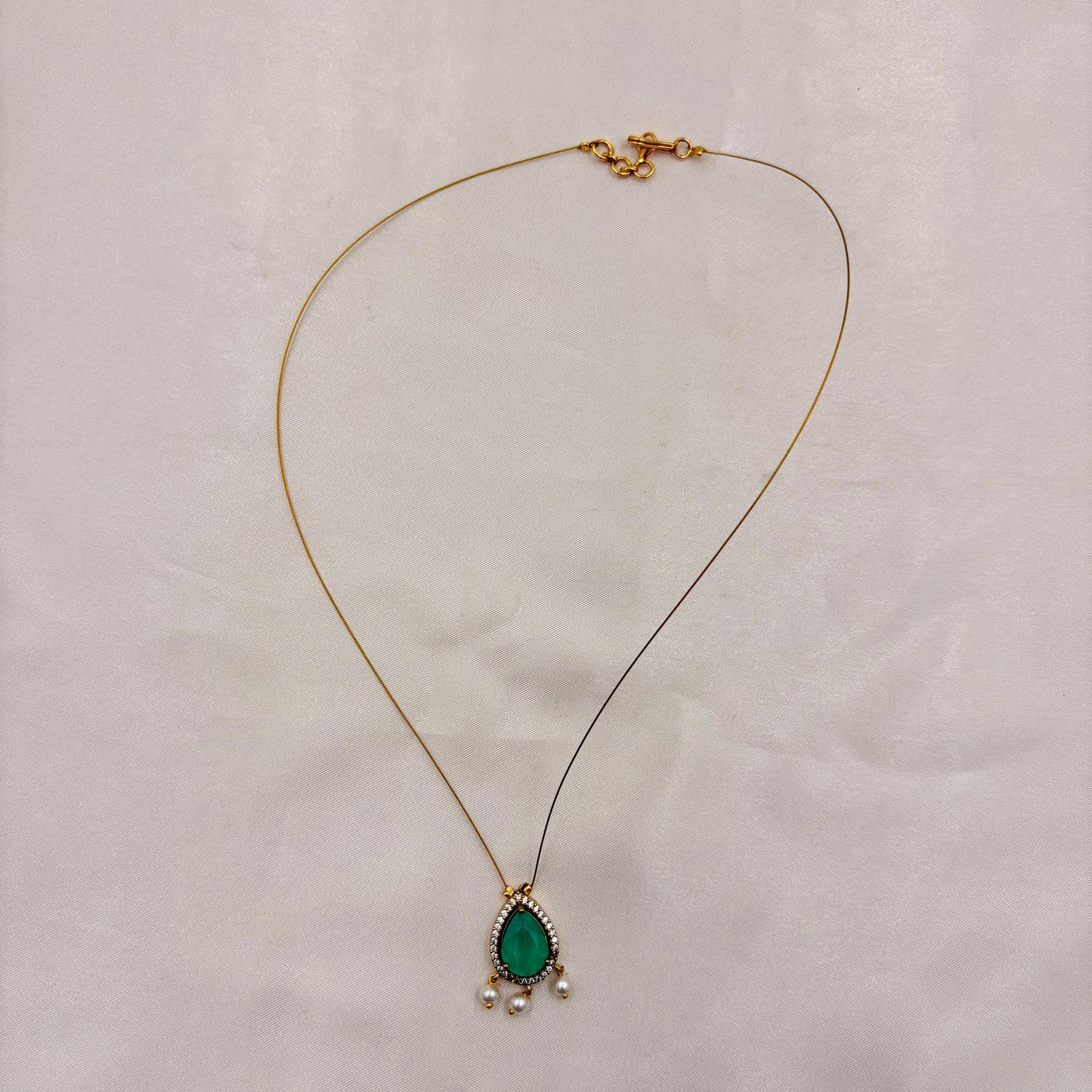 Green Teardrop Minimal Pearl Dangling Necklace