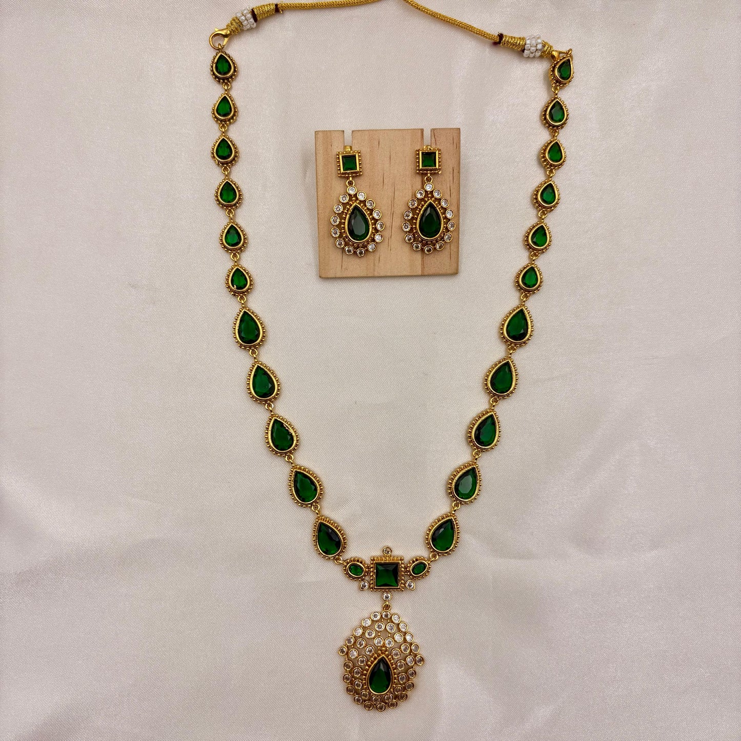 💚 Emerald Teardrop Necklace Set – Timeless Royal Charm