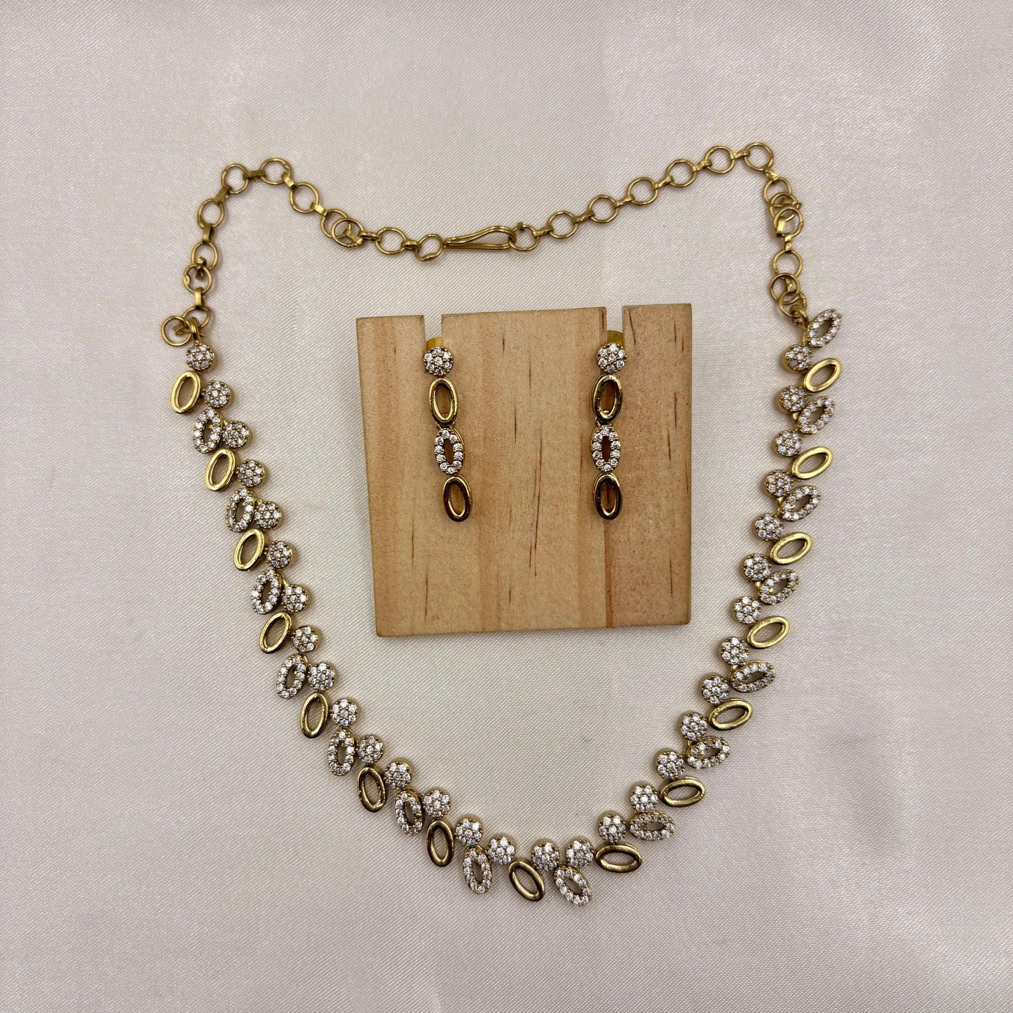 ✨ Crystal Oval Motif Necklace Set – Classy • Lightweight • Elegant