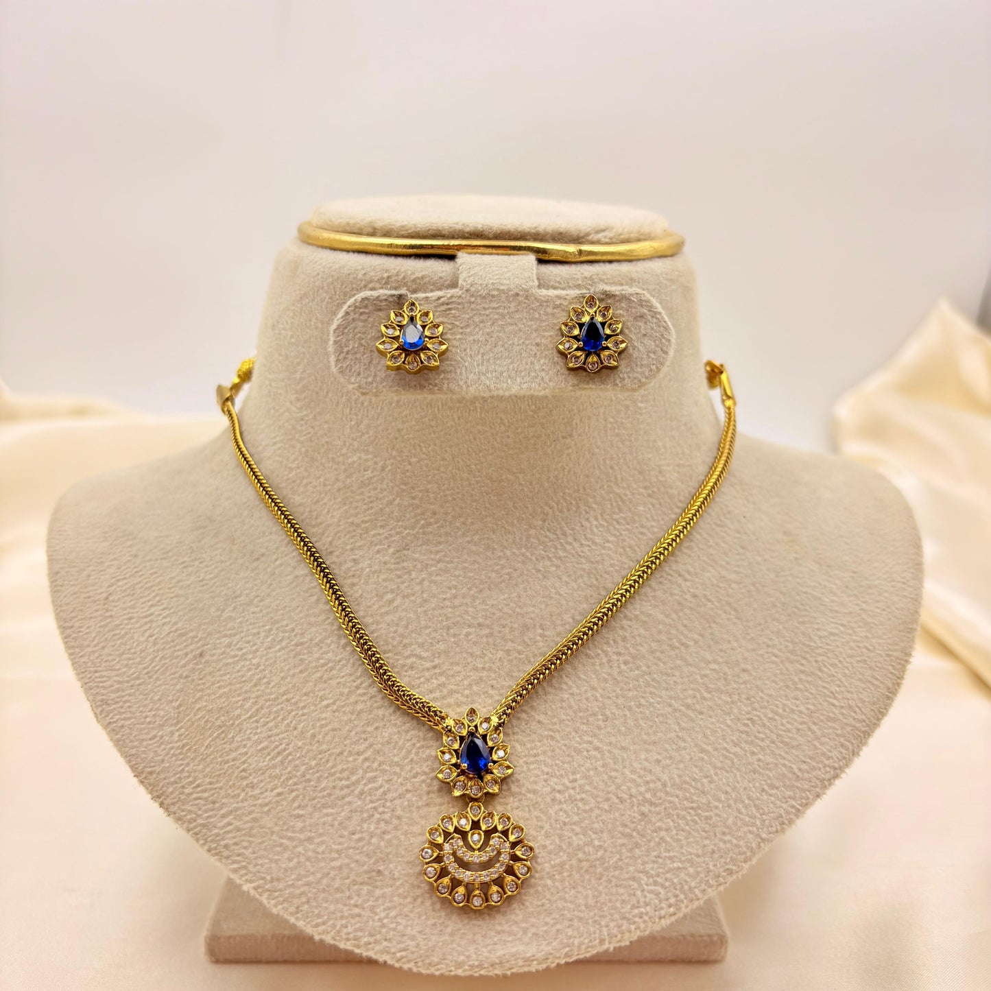 Blue Stone Kundan Pendant Necklace Set