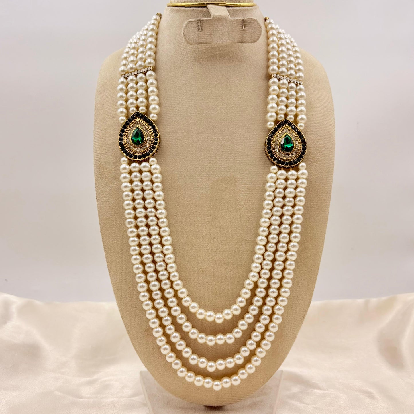 Multi-Layer White Pearl Necklace with Emerald Green Teardrop Stone Motifs