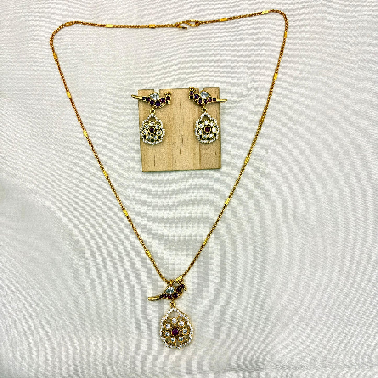 Antique Gold Kundan Pendant Necklace Set with Matching Earrings