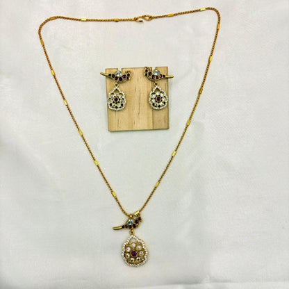Antique Gold Kundan Pendant Necklace Set with Matching Earrings