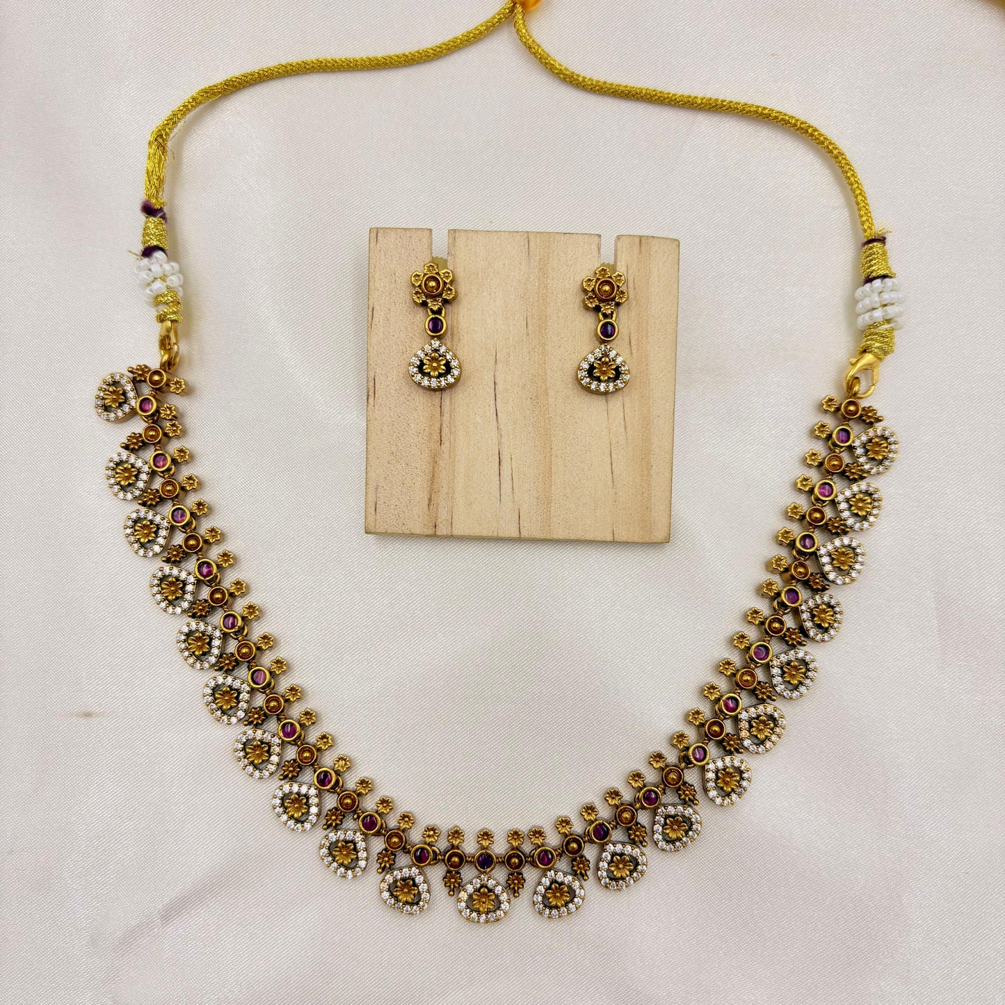 ✨ Antique Kemp Daisy Necklace Set