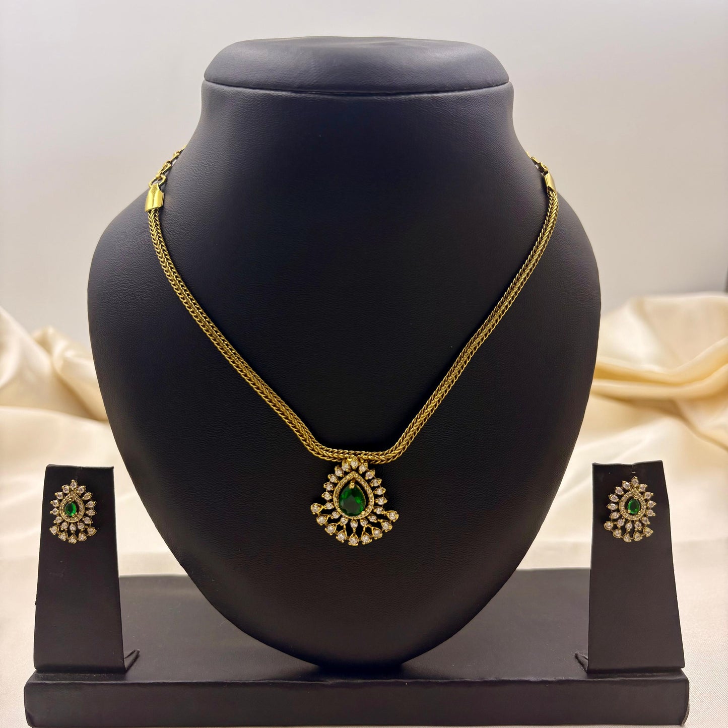 💚 Emerald Glow Necklace Set – Simple, Elegant & Classy