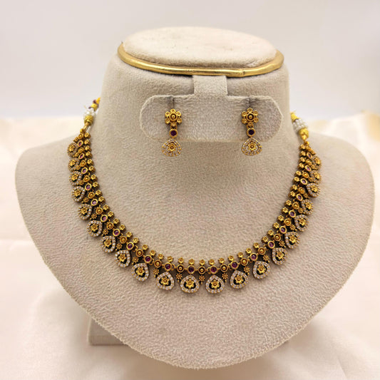 ✨ Antique Kemp Daisy Necklace Set