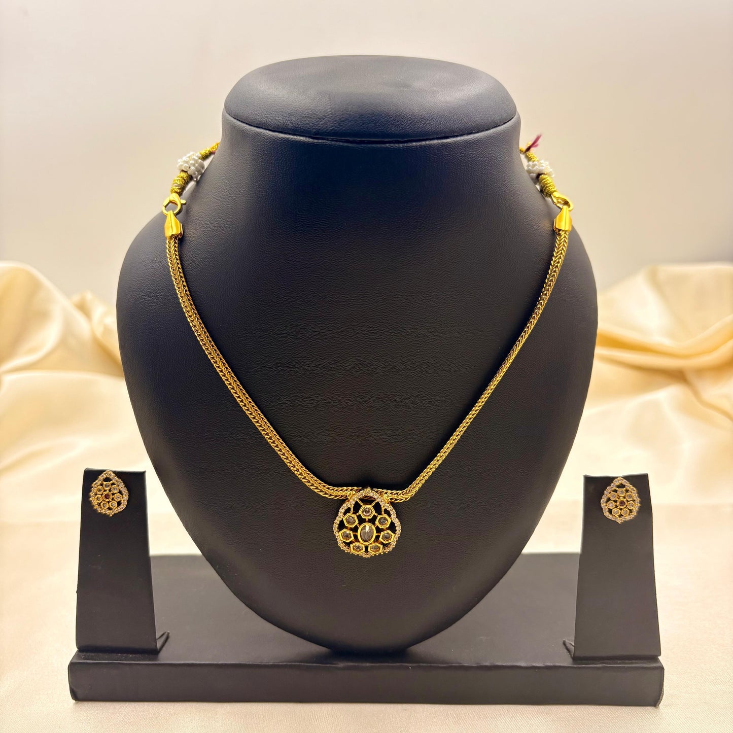 ✨ Kundan Drop Pendant Necklace Set – Simple & Classy Elegance